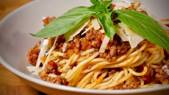 BOLOŇSKÉ ŠPAGETY které zvládne každý   (Spaghetti Bolognese)