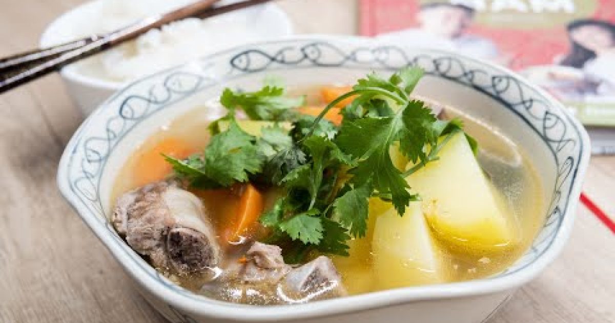 Bramborová polévka s vepřovými žebírky (Canh khoai suon)