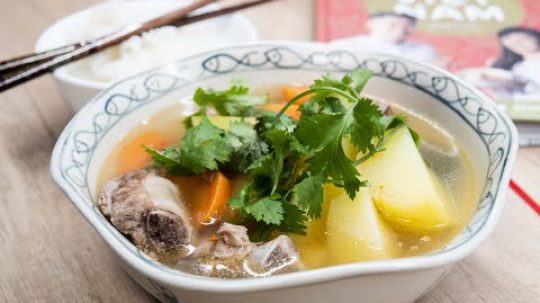 Bramborová polévka s vepřovými žebírky (Canh khoai suon)