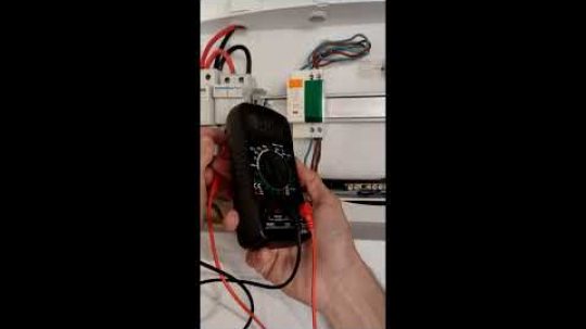Jak rozeznat DC polaritu u FVE odpínače / odpojovače pomocí multimetru (Elektrika pro začátečníky)