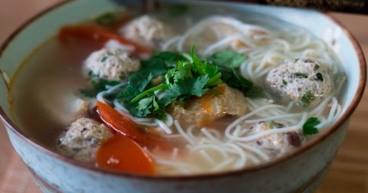 Vietnamská polévka “Bún mọc”