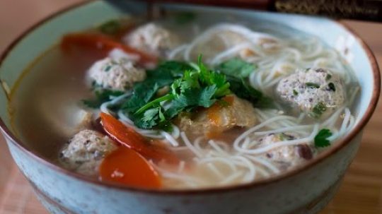 Vietnamská polévka “Bún mọc”