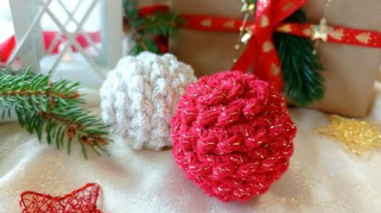 Vánoční háčkované koule z bavlněných šňůr