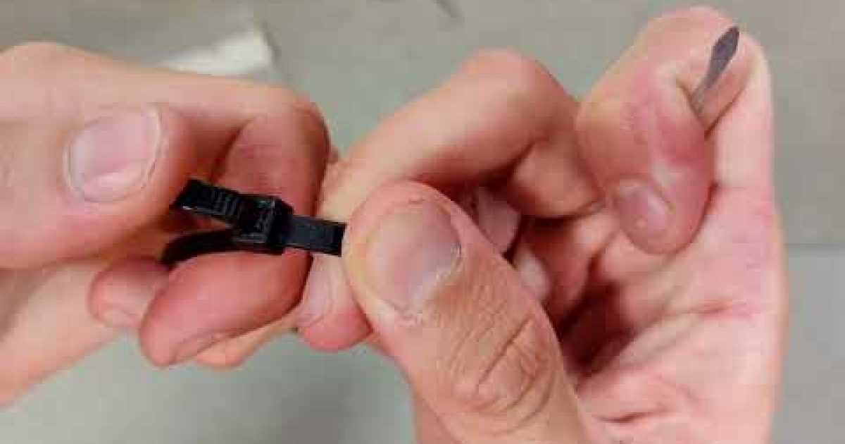Jak otevřít / rozdělat elektrikářskou stahovací pásku bez jejího poškození (Dílna pro začátečníky)