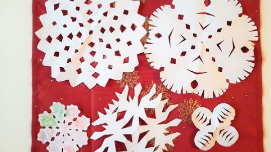 Vločky z papíru – jak jsme vyráběli vánoční dekorace