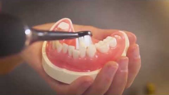 Jak správně čistit zuby sonickým kartáčkem Philips Sonicare