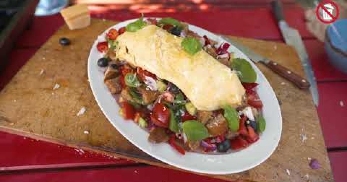 RECEPT – Zeleninový salát se sýrovou omeletou (Konec plýtvání)