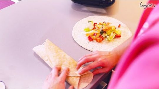 Celozrnné tortilly s lososem jako zdravá večeře | Ladylab.cz