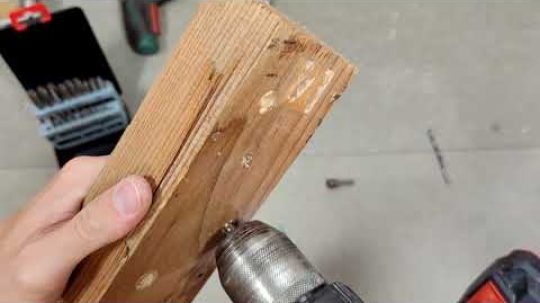 Jak udělat do dřeva závit pro metrický šroub (použitelné i pro kov) (Dílna pro začátečníky)